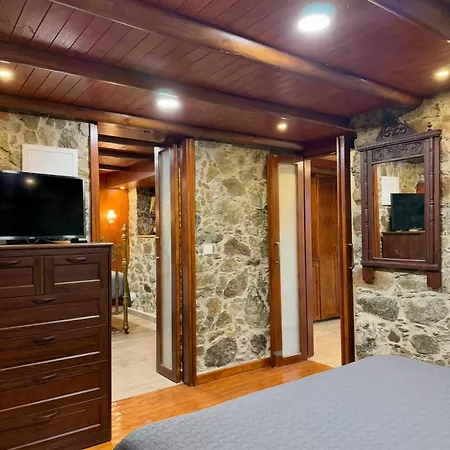 Апартаменты To Petrino 5 -apartment- Nature, Comfort & Tradition Under One Roof Калопанайотис